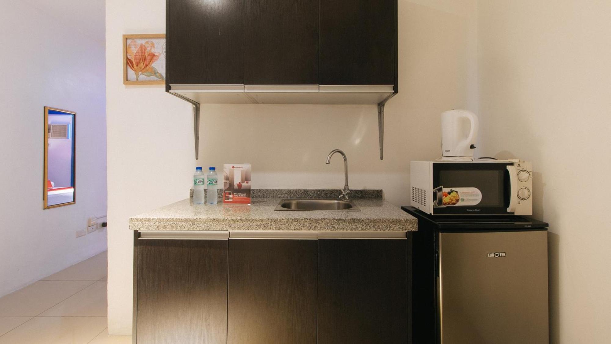 Reddoorz @ Melbourne Suites Makati Makati City Екстериор снимка