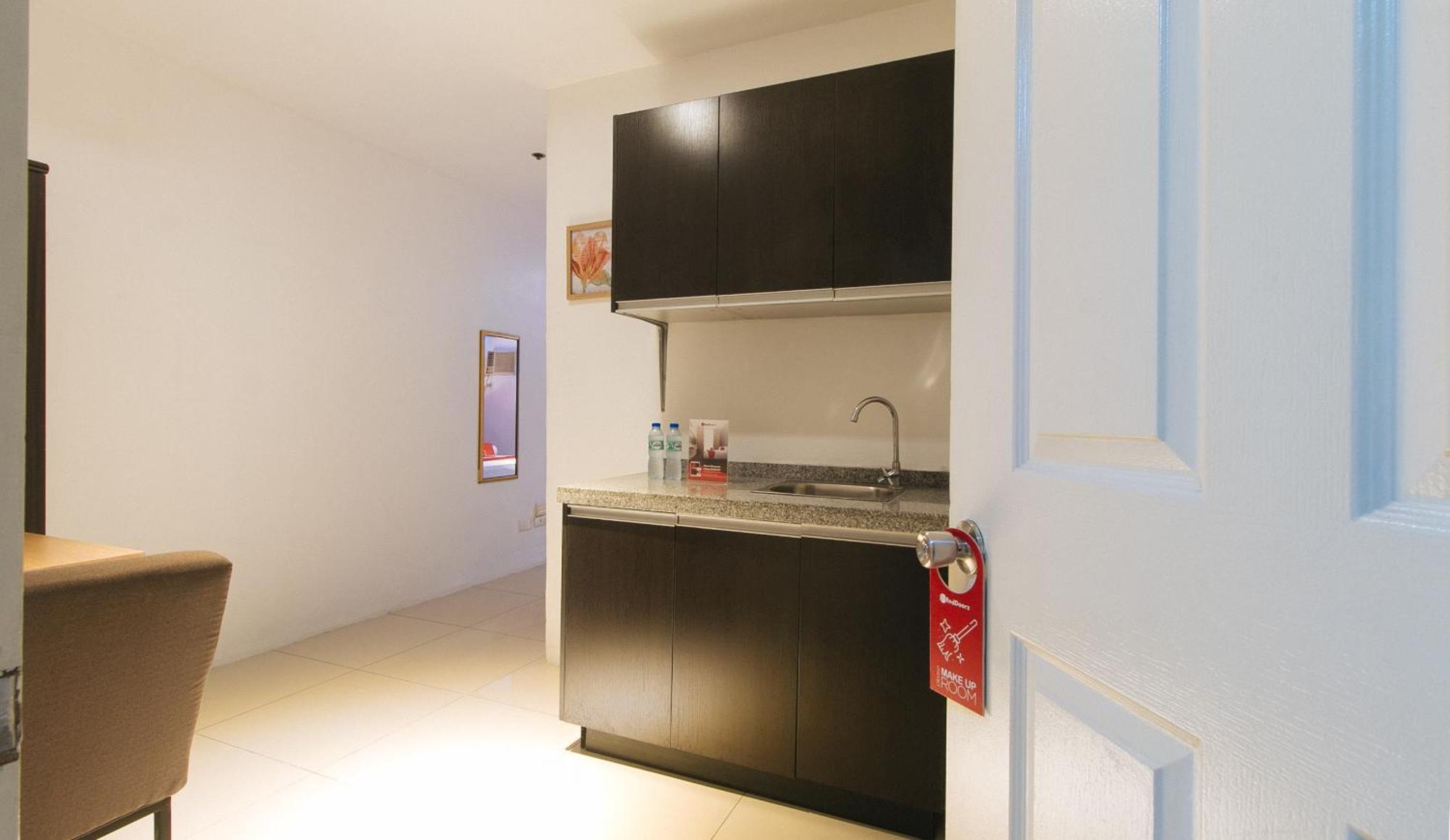 Reddoorz @ Melbourne Suites Makati Makati City Екстериор снимка